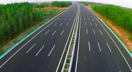 广东拟改扩建一条高速公路,由4车道扩至8车道,预计明年6月动工